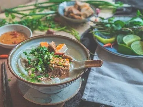 Khách Nhật bất ngờ khi thử món đặc sản 'nhìn như cháo lòng' ở Vĩnh Long